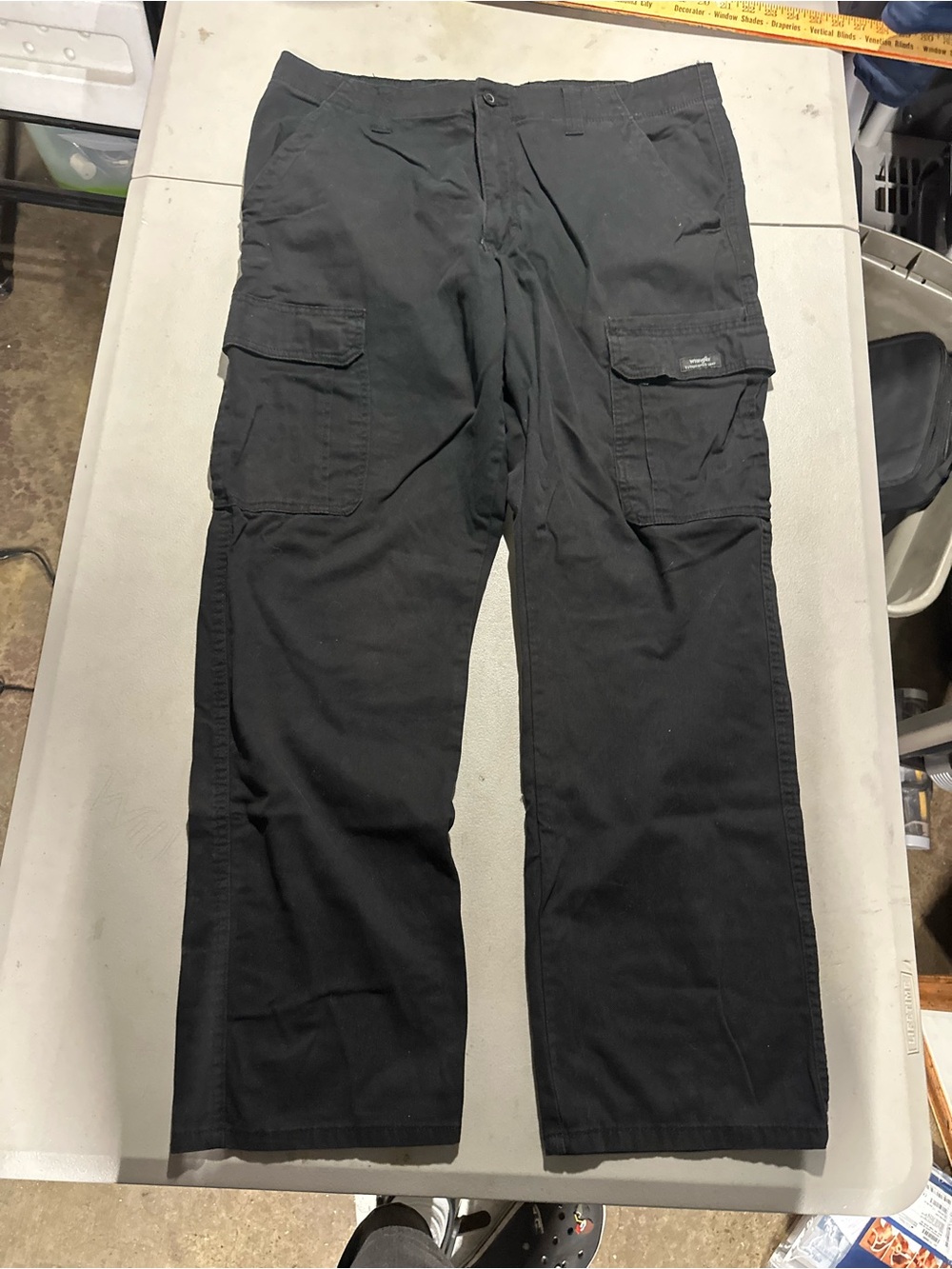 Wrangler Relaxed Fit Black Cargo Pants Men’s 36x32 Utility Work Casual